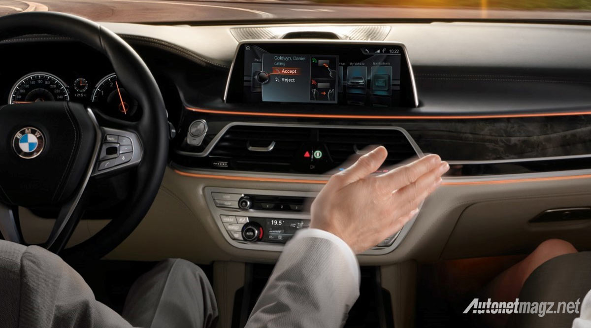 Berita, gesture-control-bmw-seri-7: First Impression Review BMW 7 Series, Sedan Premium Tercanggih Saat Ini!