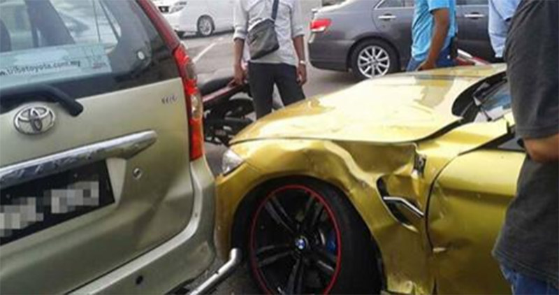 Berita, kecelakaan bmw m4 dan toyota avanza: Patuhi Peraturan Lalu Lintas : BMW M4 Ini Ditabrak Toyota Avanza yang Melanggar Lampu Merah di Malaysia!