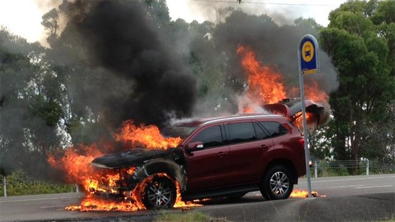 Berita, ford everest terbakar: Sedang Jalani Sesi Test Drive, Ford Everest Baru Ini Tiba-Tiba Terbakar Habis!