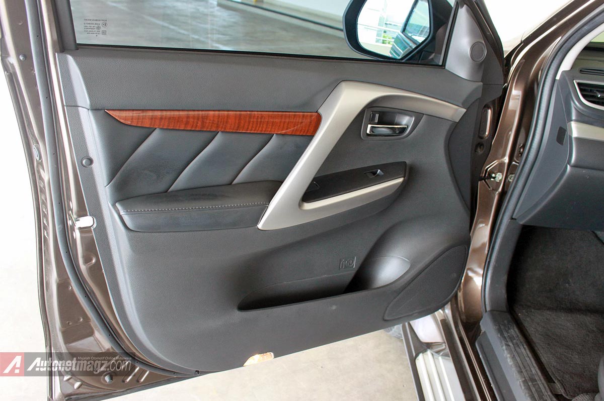 Berita, Wooden panel kayu doortrim Mitsubishi All New Pajero Sport baru 2016: First Impression Review Mitsubishi All New Pajero Sport Indonesia, Part 2 : Interior