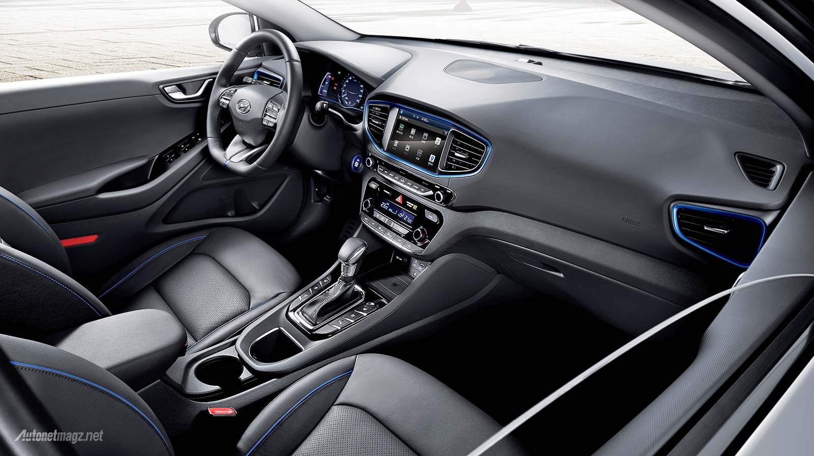 Hyundai, interior Hyundai IONIQ hybrid 2016: Hyundai IONIQ Hybrid, Sporty Namun Tetap Efisien