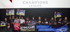 Hana Maharani menyerahkan hadiah GoPro Hero 4 kepada juara favorit Nissan Photo Contest
