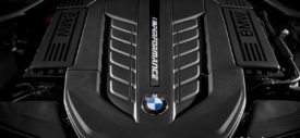 BMW M760Li V12 emblem