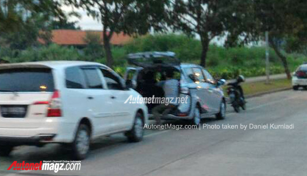 Berita, spyshot Toyota Sienta di Indonesia: Spy Shot : Toyota Sienta Indonesia Sedang Berkeliaran di Jalan!