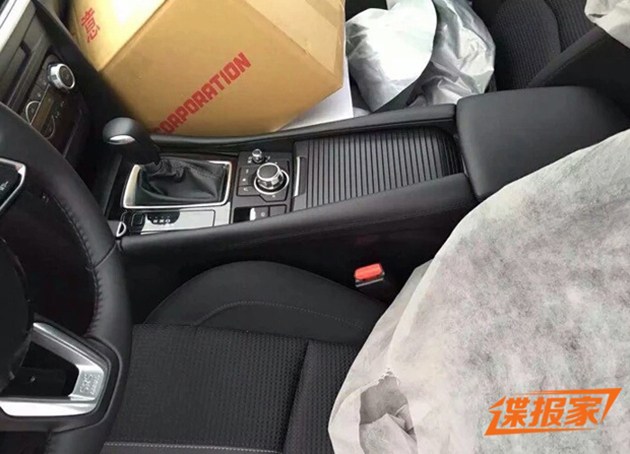 Berita, spyshot konsol tengah mazda 3 facelift: Penampakan Mazda 3 Facelift Terdeteksi di China