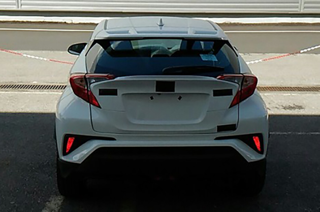 Berita, toyota c-hr white rear: Foto Baru Toyota C-HR Versi Produksi Terdeteksi Lagi di Turki