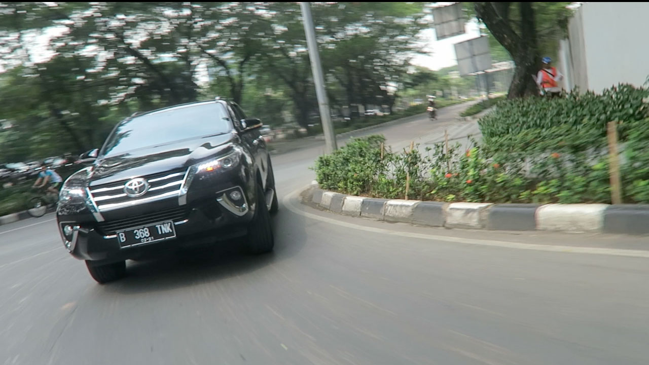 Review, Toyota-Fortuner-BodyRoll-and-Handling: Test Drive Toyota Fortuner VRZ Indonesia: Lebih Mewah Namun Kurang Nendang