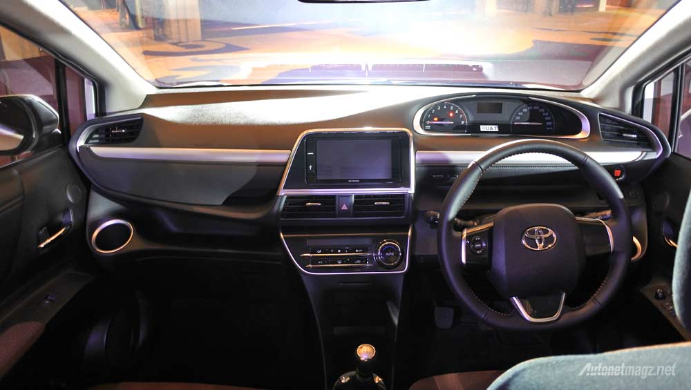 Mobil Baru, Interior dashboard Toyota Sienta: Akhirnya Toyota Sienta Resmi Sampai Ke Tangan Konsumen Hari Ini