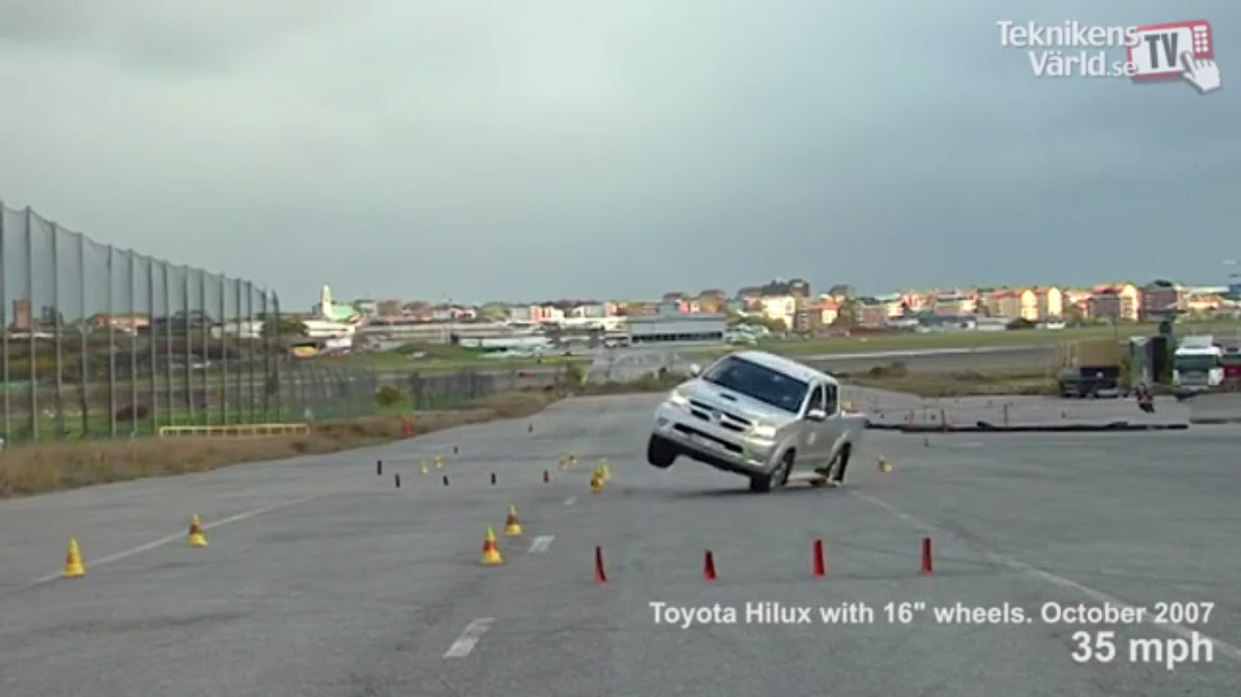 Mobil Baru, toyota-hilux-2009-moose-test: Punya Toyota Hilux? Jangan Bermanuver Mendadak!