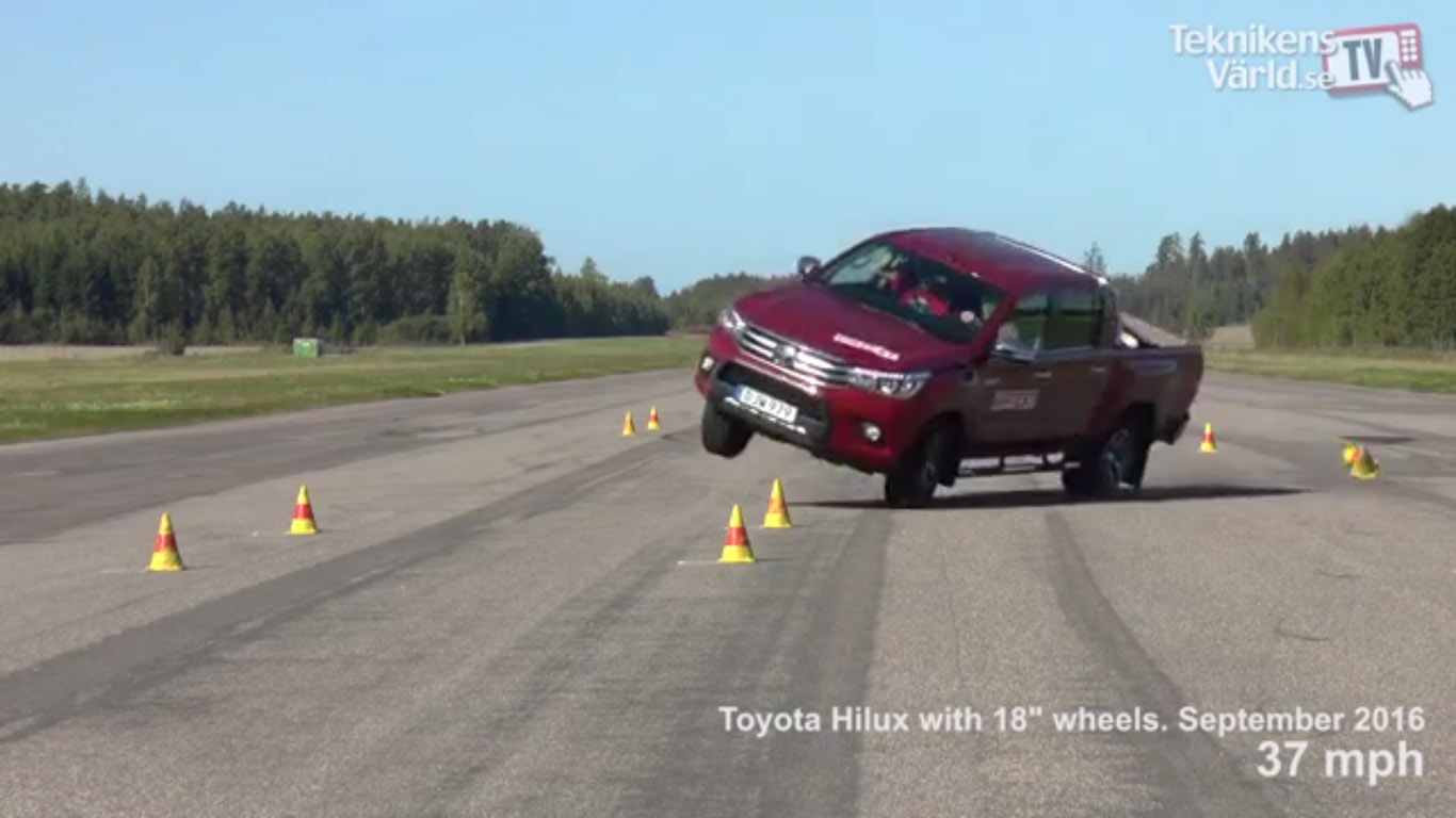 Mobil Baru, toyota-hilux-2016-moose-test: Punya Toyota Hilux? Jangan Bermanuver Mendadak!