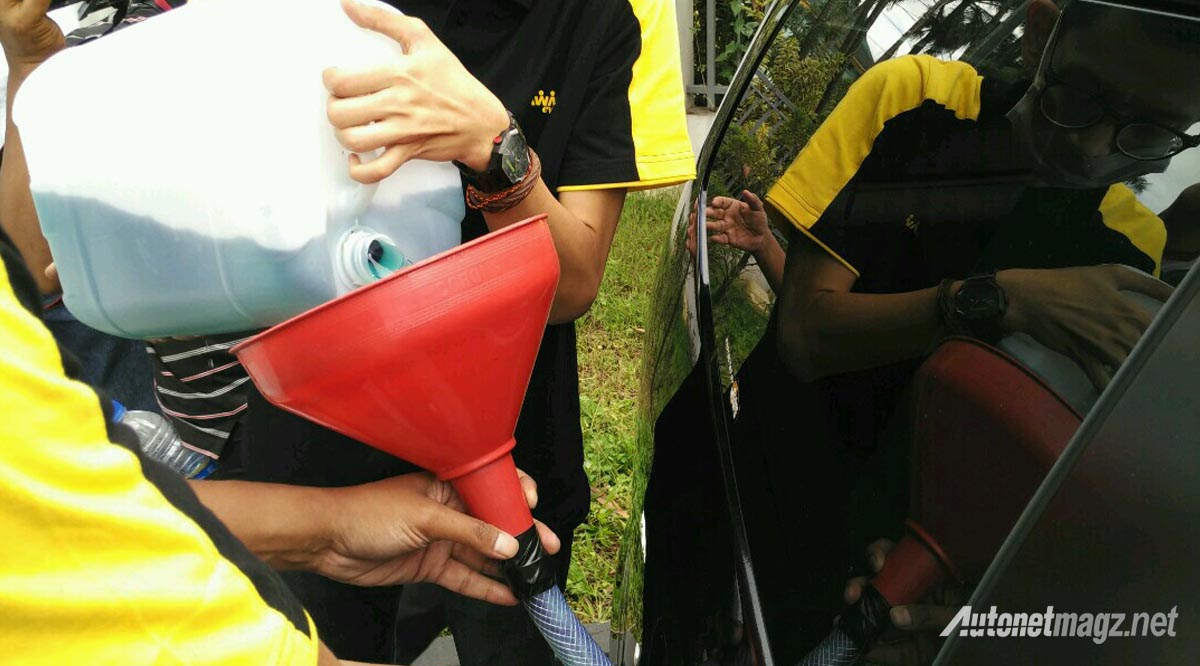 Event, proses-pengisian-bbm-nissan-grand-livina: Tempuh Bandung-Jakarta, Nissan Grand Livina Raih Angka 30 Km Per Liter!
