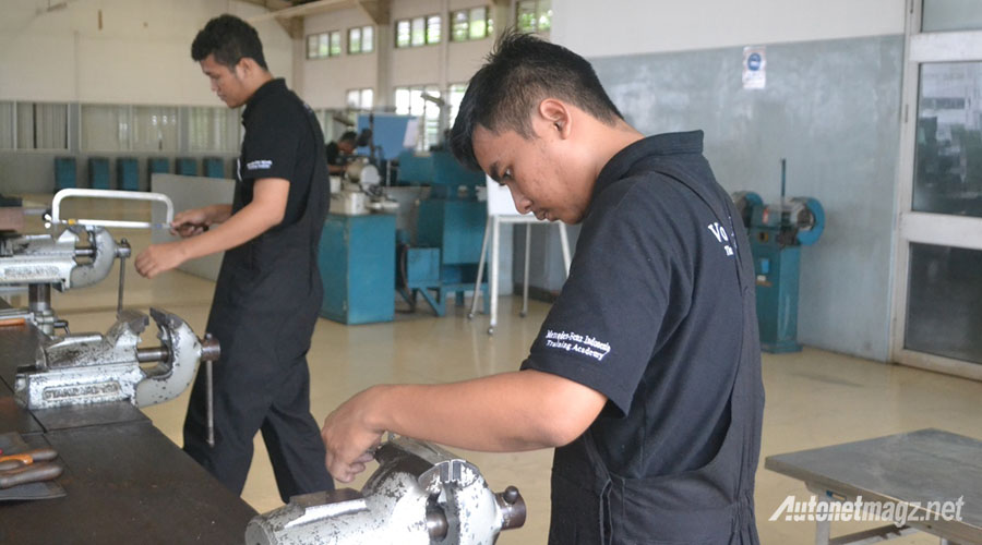 Mercedes-Benz, program magang Automotive Mechatronic Training Program mercedes benz indonesia: Mercedes-Benz Indonesia Adakan Program Magang, Ini Syaratnya!