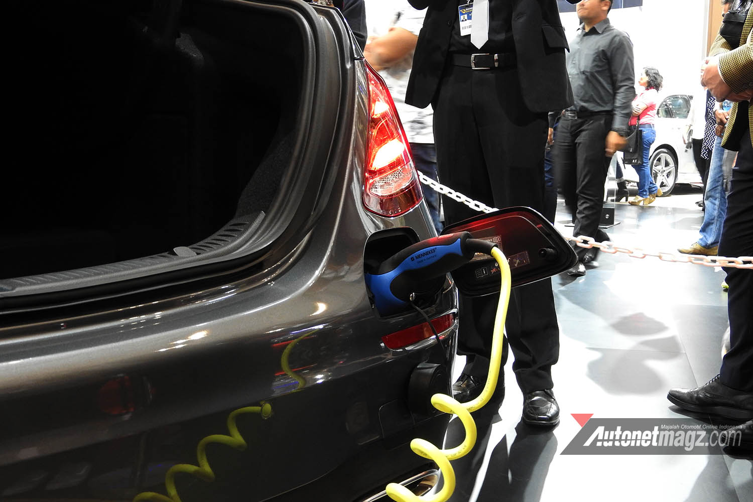 GIIAS 2017, mercedes benz e350e plug in hybrid charging: GIIAS 2017 : Mercedes Benz Pamerkan Teknologi Hybrid Andalannya