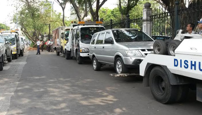 Berita, Mobil diderek: Tak Mau Diderek, Pemilik Mobil di DKI Jakarta Wajib Punya Garasi