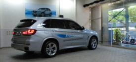sisi samping BMW X5 xDrive40e iPerformance