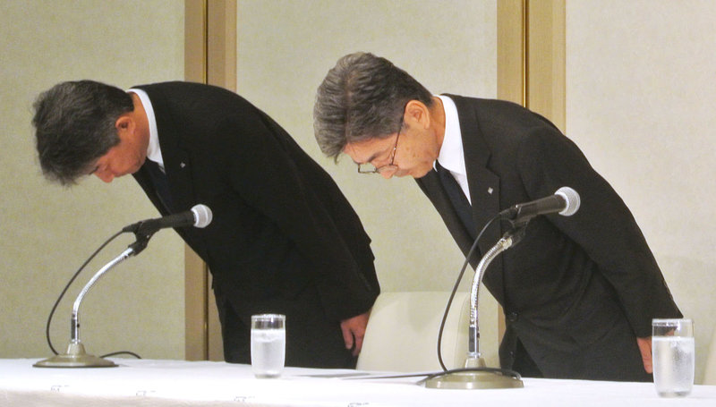 Berita, Kobe Steel’s executive vice president Naoto Umehara bows his head to apologize at a news conference in Tokyo: Skandal Kobe Steel : Masalah Baru Untuk Pabrikan Jepang
