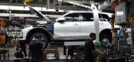 Teaser produksi BMW X7 – lampu depan