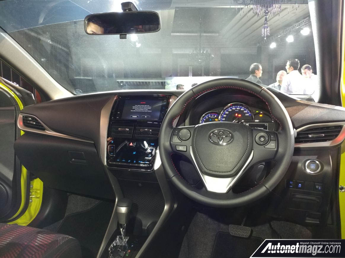 Berita, interior Toyota Yaris Facelift 2018: Toyota Yaris Facelift 2018 Meluncur, Harga Naik Tipis!