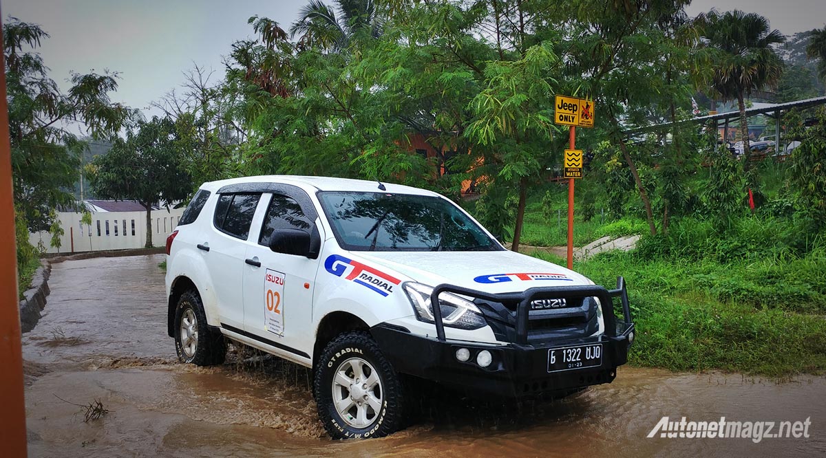 Event, isuzu mu-x 4wd off road: Isuzu MU-X 4WD Beraksi Garuk Medan Offroad di Bogor