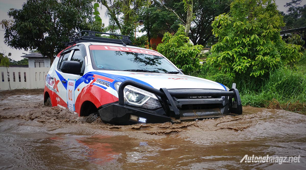 Event, isuzu mu-x 4wd water wading: Isuzu MU-X 4WD Beraksi Garuk Medan Offroad di Bogor