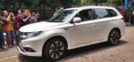 rem parkir mitsubishi outlander phev 2018 indonesia