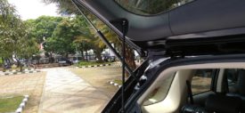 tombol pintu bagasi elektrik mitsubishi outlander phev 2018 indonesia