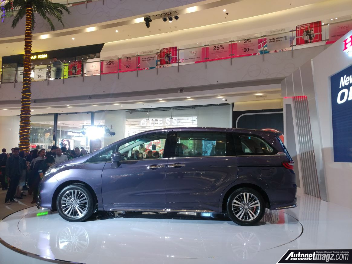 Mobil Baru, sisi samping Honda Oddysey Facelift 2018: Honda Odyssey Facelift 2018 Meluncur Dengan Smart Parking Assist!