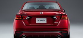 Nissan Altima 2019 sisi samping