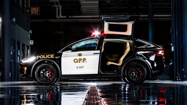 Berita, Armada Tesla Model X Police Swiss: Polisi Swiss Gantikan Mobil Diesel Dengan Tesla Model X