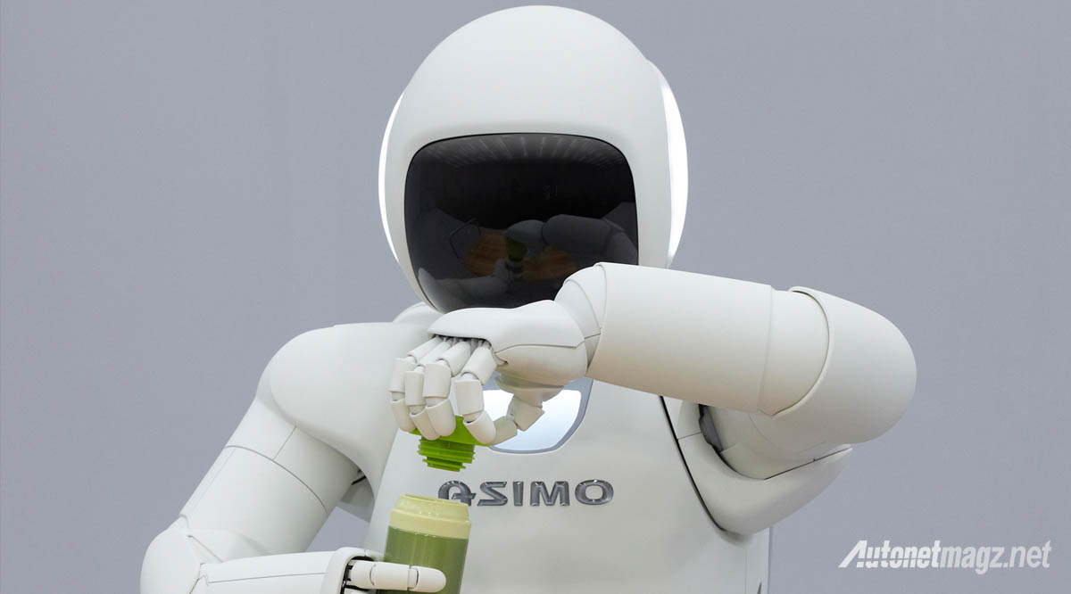 Honda, honda asimo open a bottle: Honda ASIMO Akhirnya Stop Dikembangkan, Tapi…