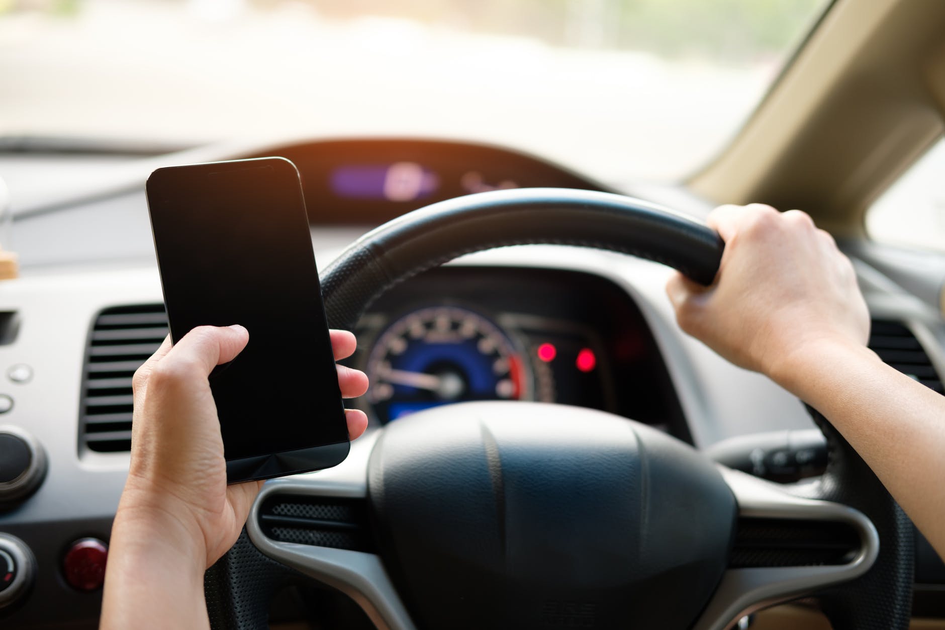 Berita, mengemudi sambil telpon: Roadside Detection System Inggris : Letakkan Handphone atau Dibuat Malu?