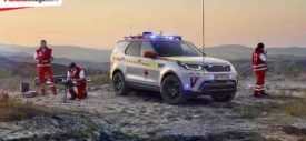Petugas di Land Rover Red Cross Discovery