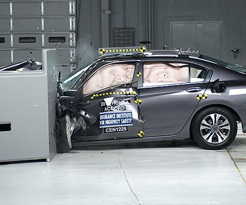 Honda, Honda Accord Crash Test: Hasil Test Tabrak IIHS : Toyota Camry terendah, Honda Accord Terbaik