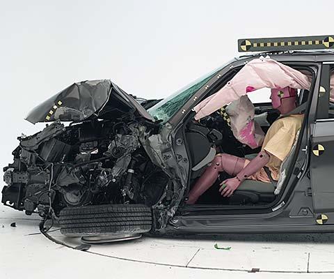 Honda, Honda Accord Crash: Hasil Test Tabrak IIHS : Toyota Camry terendah, Honda Accord Terbaik
