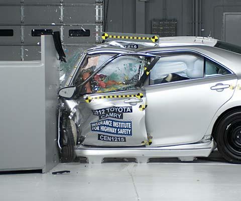 Honda, Toyota Camry Crash Test: Hasil Test Tabrak IIHS : Toyota Camry terendah, Honda Accord Terbaik