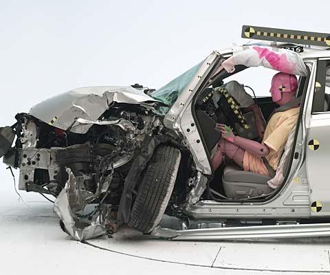 Honda, Toyota Camry Crash: Hasil Test Tabrak IIHS : Toyota Camry terendah, Honda Accord Terbaik