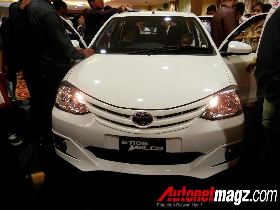 Mobil Baru, Toyota Etios Putih: Launching Toyota Etios Valco DIbanjiri Calon Pembeli