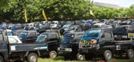 Pengunjung antusias melihat Suzuki Mega Carry Xtra di acara KABAR Kumpul Akbar Wirausahawan Pengguna Suzuki Carry