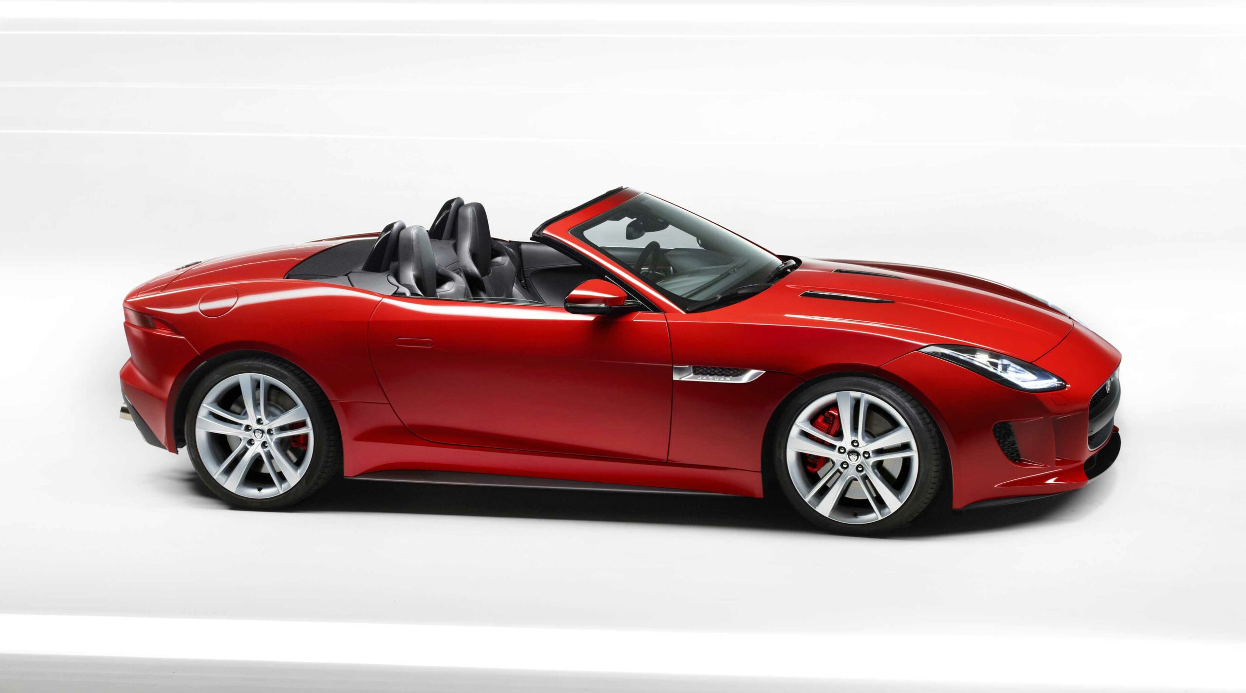 Jaguar F-Type 2013 tampak belakang