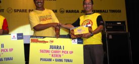 Pengunjung yang mendapatkan Grand Prize Suzuki Shogun Axelo di acara KABAR Kumpul Akbar Wirausahawan Pengguna Suzuki Carry