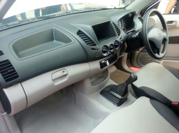 Interior Mitsubishi Strada Triton Single Cabin GLX 2WD samping