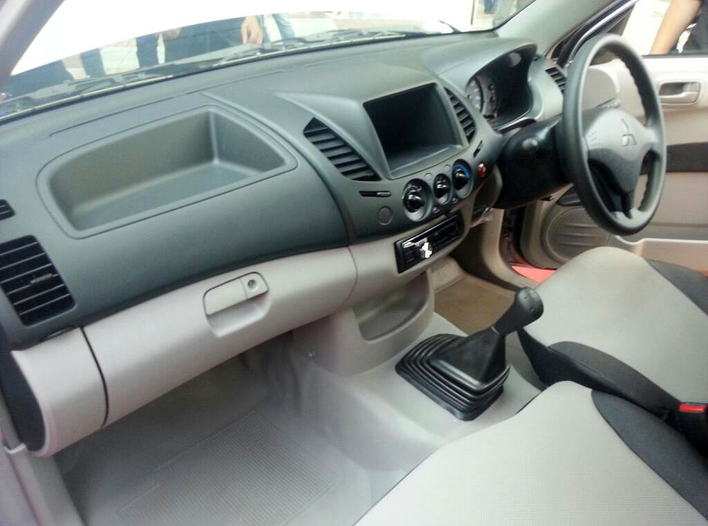 Berita, Interior Mitsubishi Strada Triton Single Cabin GLX 2WD samping: Harga Strada Triton Termurah Kini Mulai 150 Jutaan