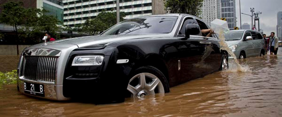 Safety Driving, Rolls Banjir: 7 Hal Yang Harus Diperhatikan Saat Berkendara di Musim Hujan