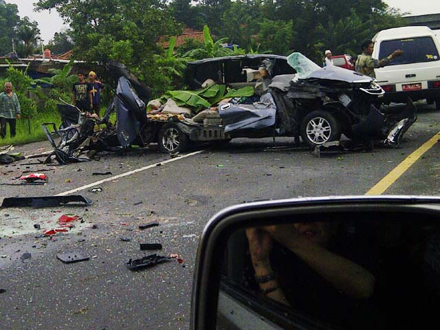 Daihatsu, Foto tabrakan Daihatsu Xenia di tol Purbaleunyi: Kecelakaan Maut Xenia vs Nissan Juke : Xenia Tidak Aman?