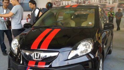Honda Menawarkan Cicilan Ringan Hingga Aksi Drift Honda Brio di Tumplek Blek 2013 Honda Menawarkan Cicilan Ringan Hingga Aksi Drift Honda Brio di Tumplek Blek 2013