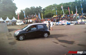 Honda Menawarkan Cicilan Ringan Hingga Aksi Drift Honda Brio di Tumplek Blek 2013 Honda Menawarkan Cicilan Ringan Hingga Aksi Drift Honda Brio di Tumplek Blek 2013
