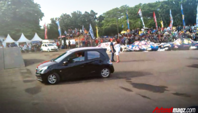 Honda Menawarkan Cicilan Ringan Hingga Aksi Drift Honda Brio di Tumplek Blek 2013 Honda Menawarkan Cicilan Ringan Hingga Aksi Drift Honda Brio di Tumplek Blek 2013