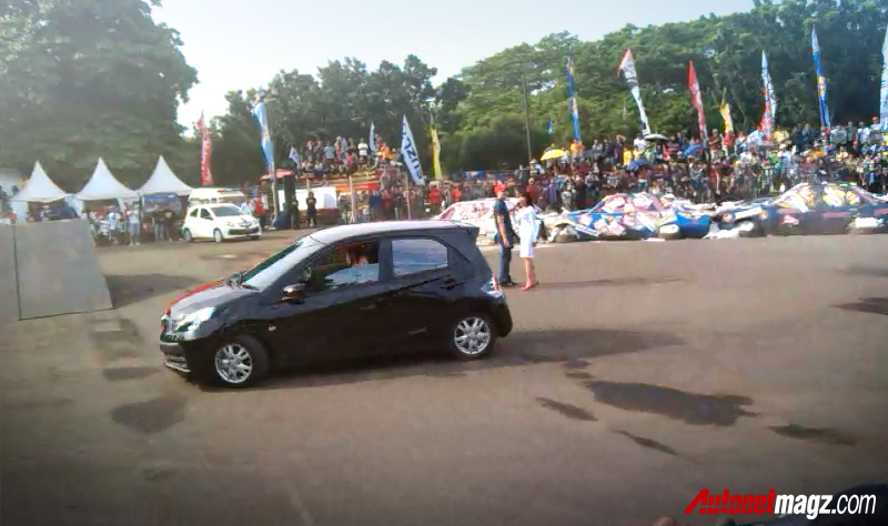 Honda Menawarkan Cicilan Ringan Hingga Aksi Drift Honda Brio di Tumplek Blek 2013 Honda Menawarkan Cicilan Ringan Hingga Aksi Drift Honda Brio di Tumplek Blek 2013