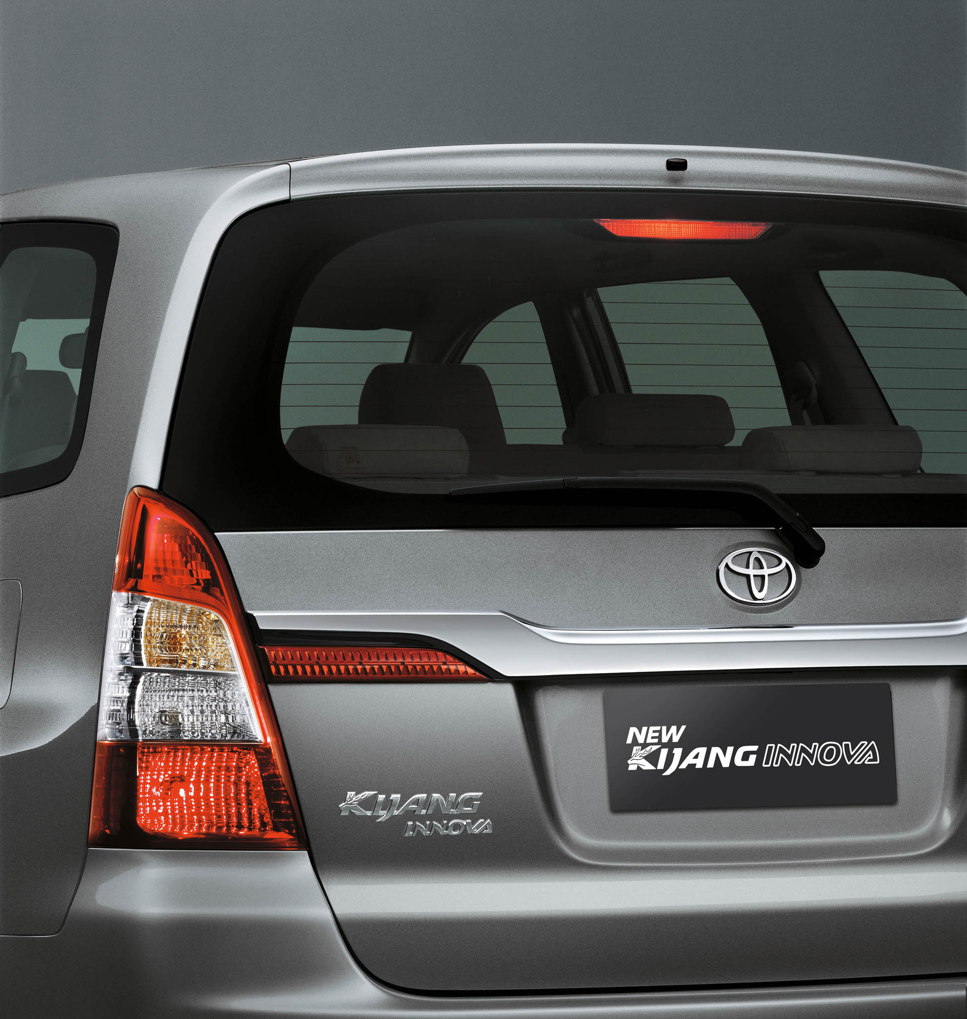 Mobil Baru, Toyota Kijang Innova 2013 rear garnish: Nih Gambar High Resolution Foto Kijang Innova Facelift 2013