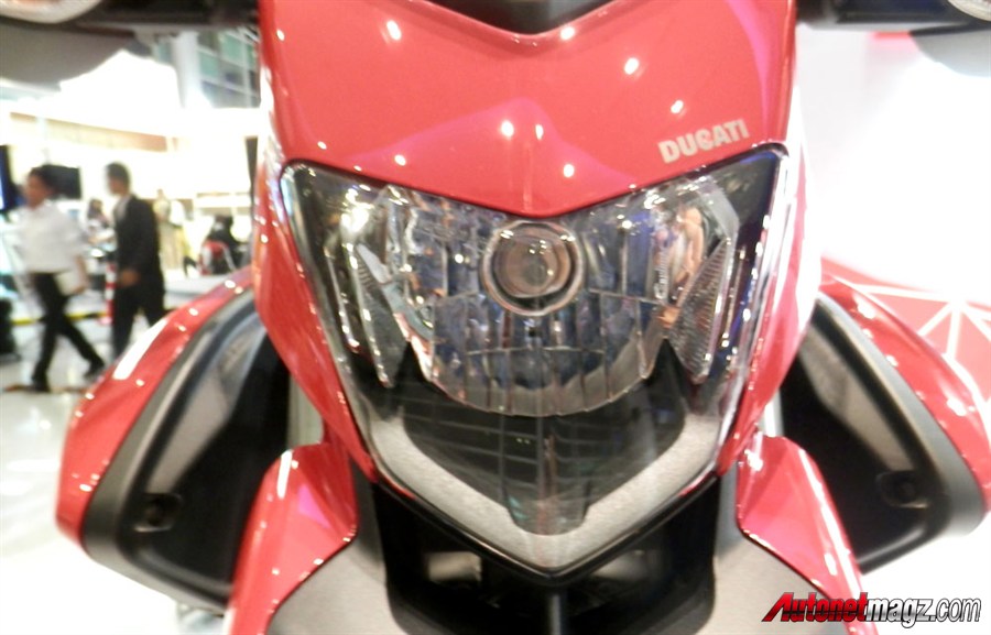 Ducati, Ducati Hyperstrada lampu depan: Ducati Hyperstrada Diperkenalkan di IIMS 2013